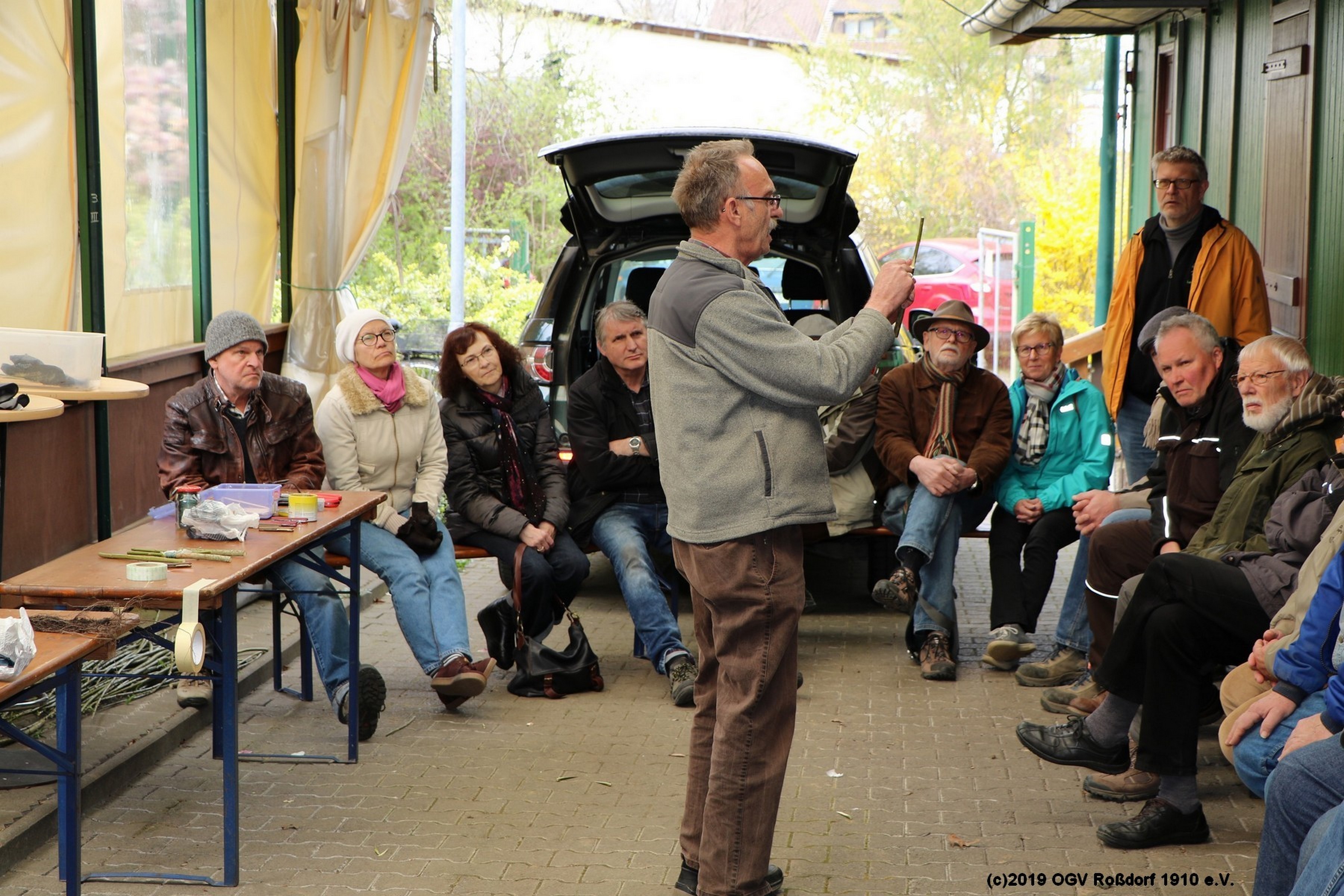Werner Nussbaum mit den Teilnehmern bei der theoretischen Unterweisung